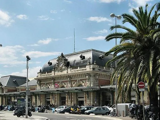 Appartement 2 Pieces En Etage Eleve, Centre-Ville Au Calme, Petite Vue Mer